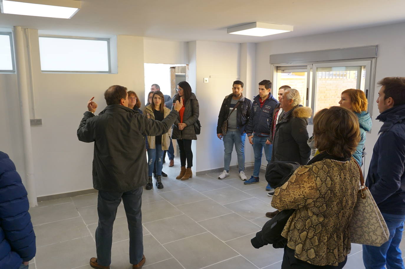 Ls alumnos que han realizado el curso de 900 horas durante seis meses y han recuperado las antiguas escuelas de La Flecha para ser el centro de ocio juvenil. 