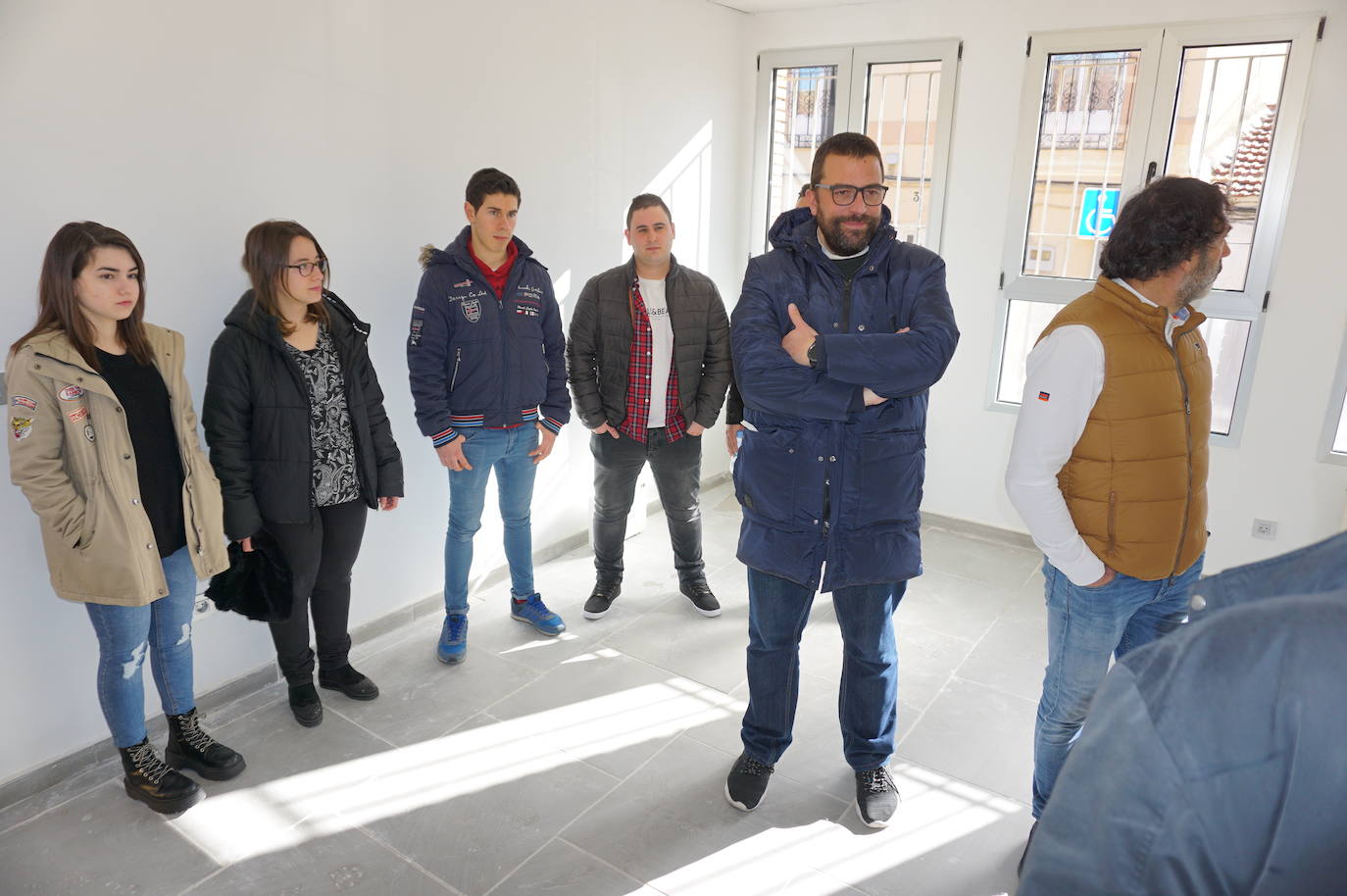 Ls alumnos que han realizado el curso de 900 horas durante seis meses y han recuperado las antiguas escuelas de La Flecha para ser el centro de ocio juvenil. 