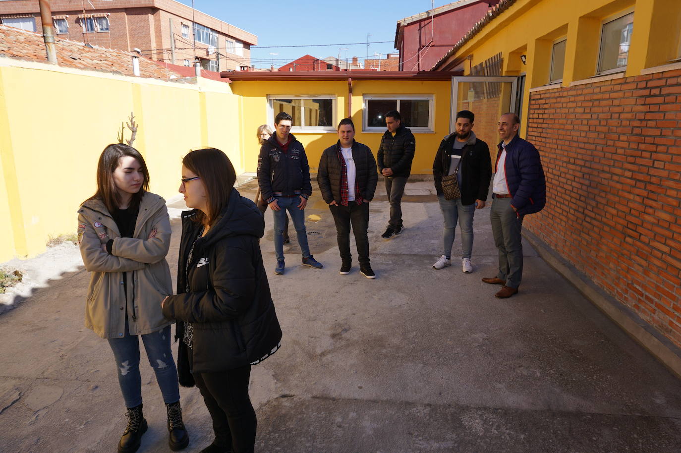 Ls alumnos que han realizado el curso de 900 horas durante seis meses y han recuperado las antiguas escuelas de La Flecha para ser el centro de ocio juvenil. 