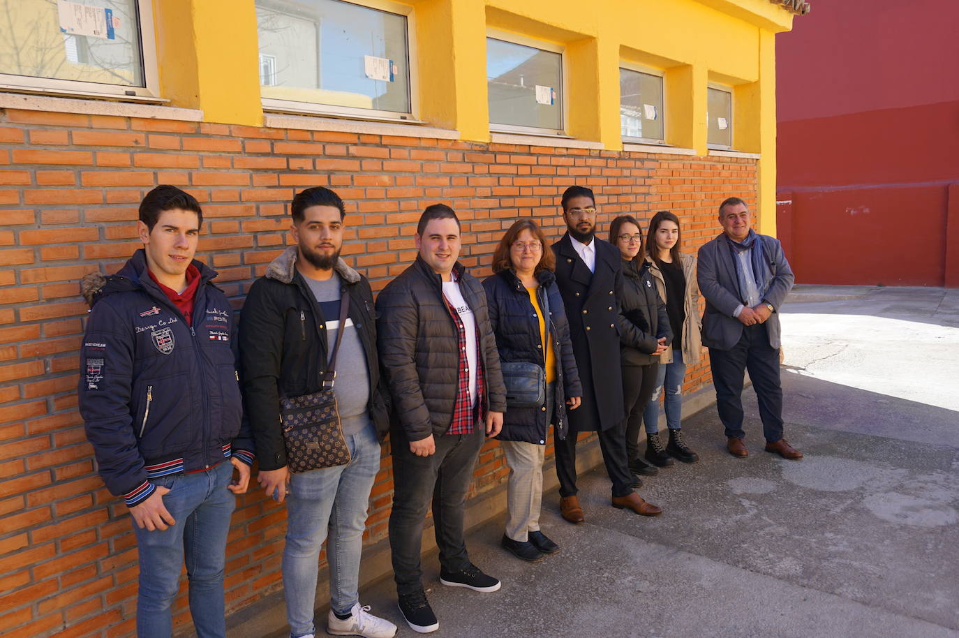 Ls alumnos que han realizado el curso de 900 horas durante seis meses y han recuperado las antiguas escuelas de La Flecha para ser el centro de ocio juvenil. 