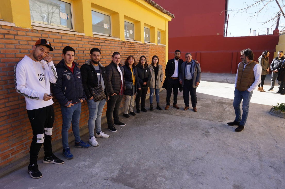 Ls alumnos que han realizado el curso de 900 horas durante seis meses y han recuperado las antiguas escuelas de La Flecha para ser el centro de ocio juvenil. 