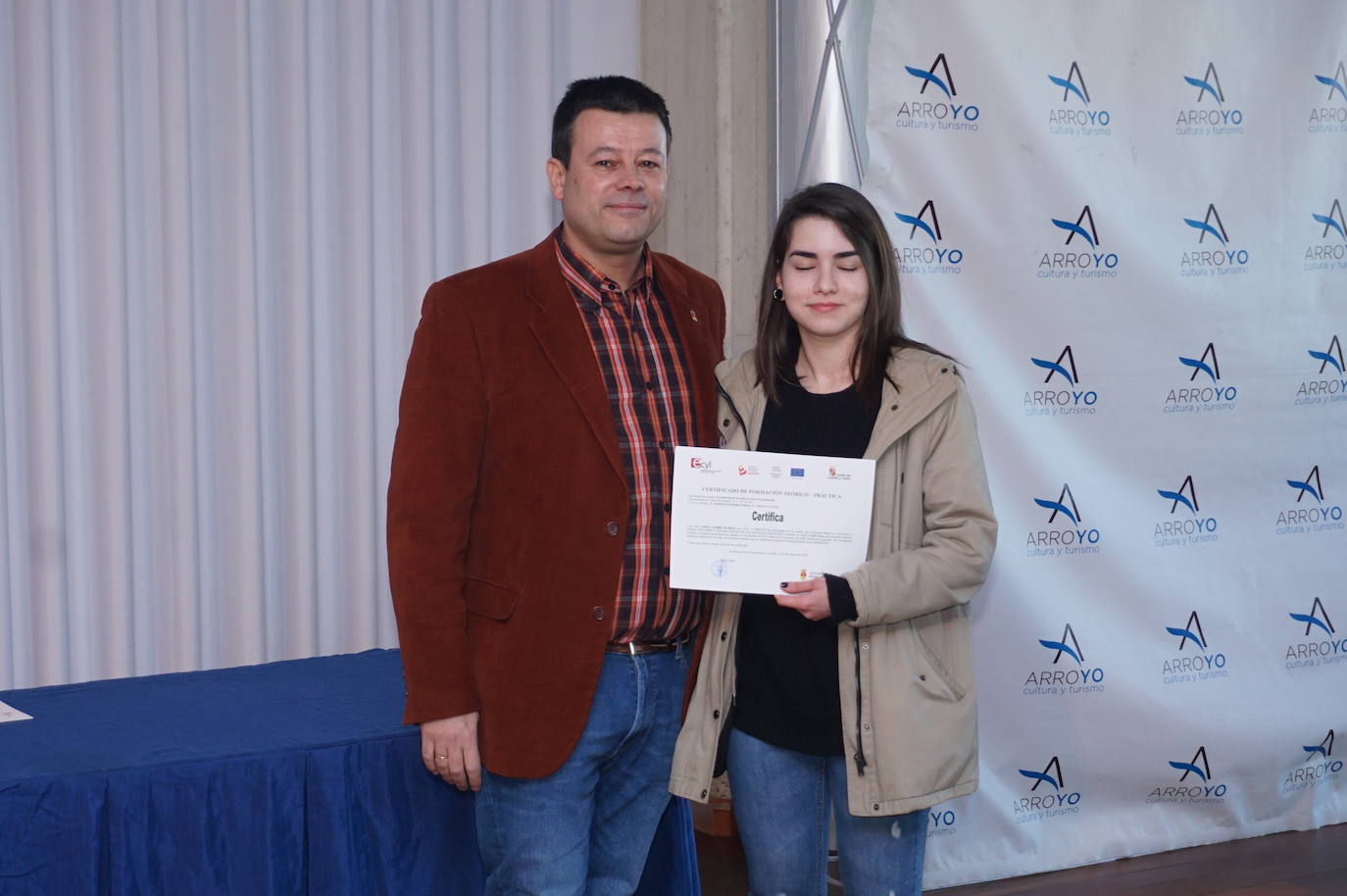 Ls alumnos que han realizado el curso de 900 horas durante seis meses y han recuperado las antiguas escuelas de La Flecha para ser el centro de ocio juvenil. 