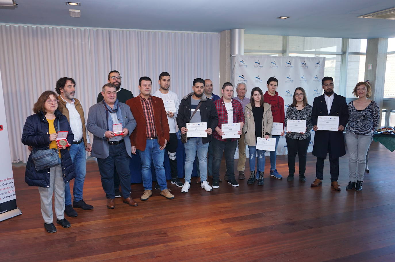 Ls alumnos que han realizado el curso de 900 horas durante seis meses y han recuperado las antiguas escuelas de La Flecha para ser el centro de ocio juvenil. 