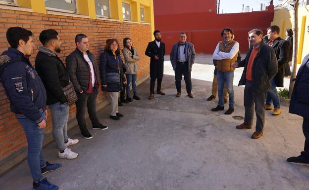 Los alumnos explicando la labor realizada en el patio de las instalaciones. 