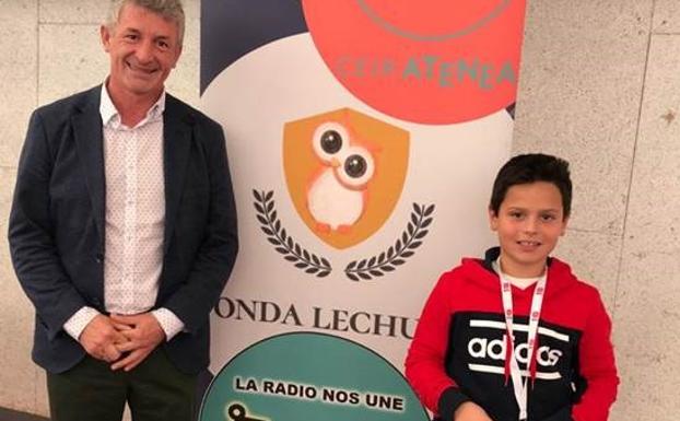 Sarbelio Fernández con un niño del colegio Atenea, que elabora el programa 'Onda Lechuga'. 