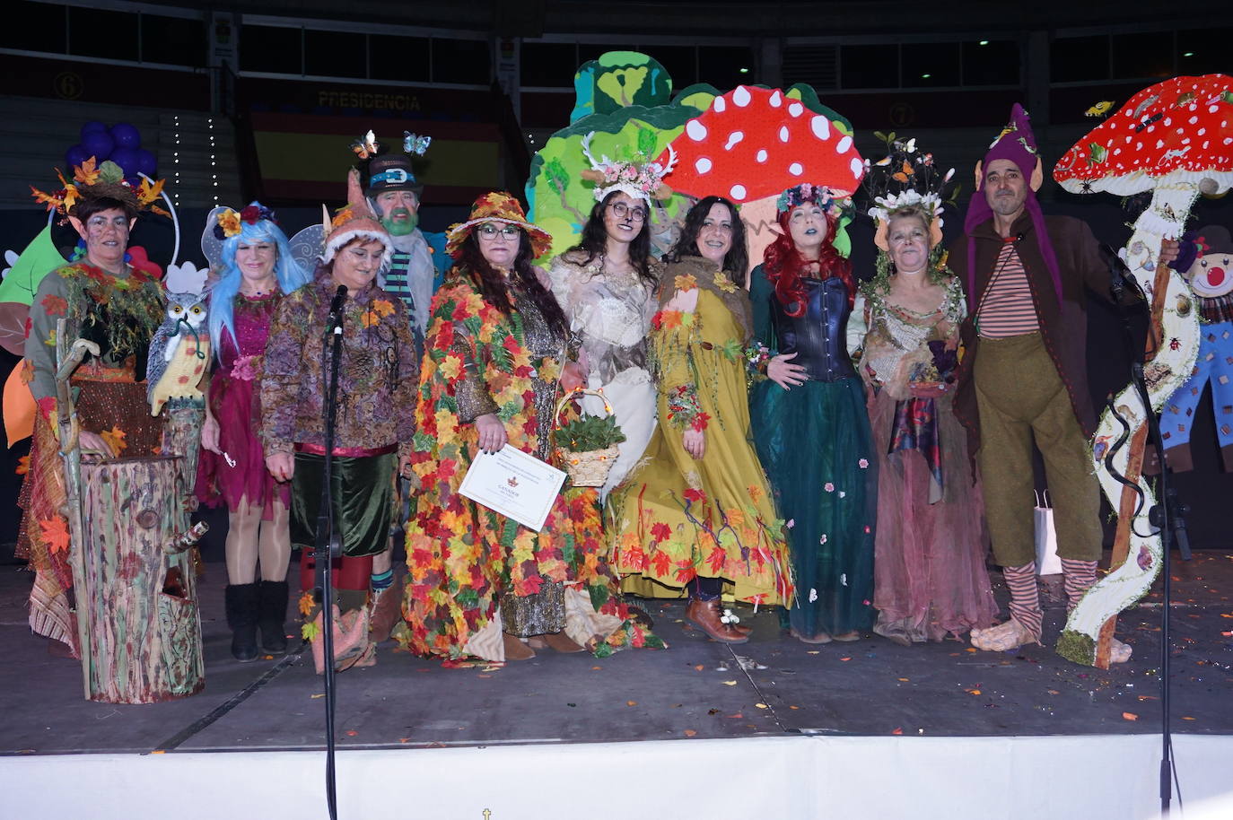 La comparsa Los de Siempre, con la chirigota Venimos Encantados, ganaron el concurso de Arroyo previo a las Bodas de Plata. 