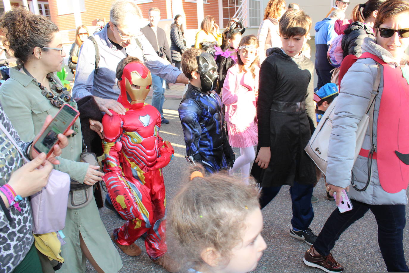 Los niños eligieron los disfraces de sus personajes preferidos en una fantástica tarde de sol y buena temperatura rematada con una chocolatada. 