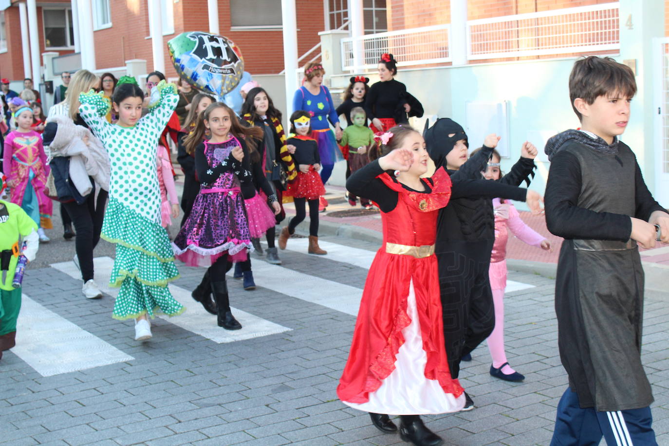 Los niños eligieron los disfraces de sus personajes preferidos en una fantástica tarde de sol y buena temperatura rematada con una chocolatada. 