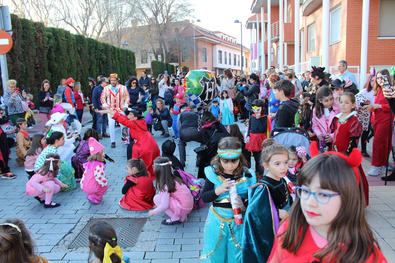 Los niños eligieron los disfraces de sus personajes preferidos en una fantástica tarde de sol y buena temperatura rematada con una chocolatada. 