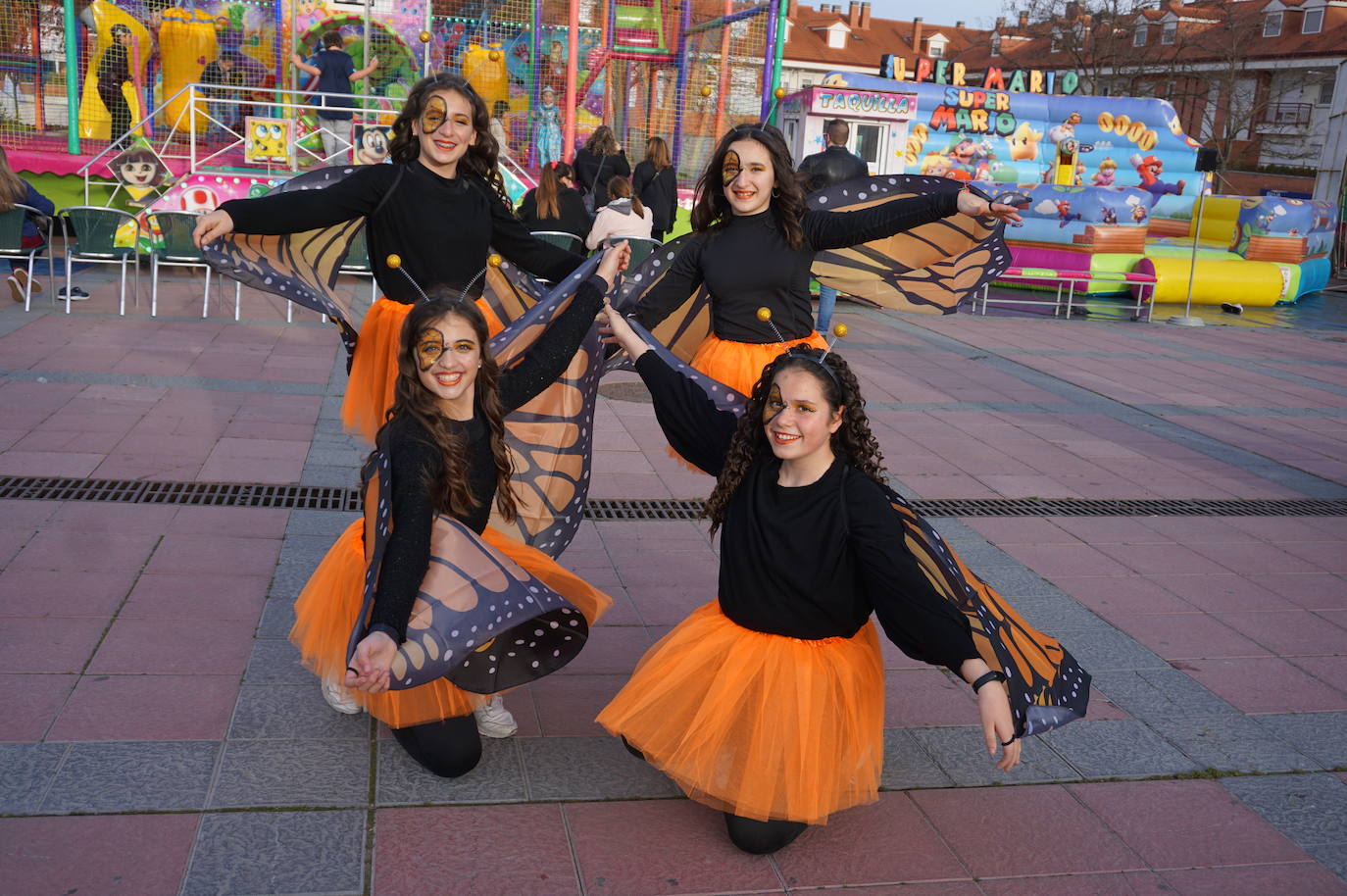 Colorido en el pasacalles de disfraces por La Flecha, en Arroyo, con espectáculo de Mundo Circo. 