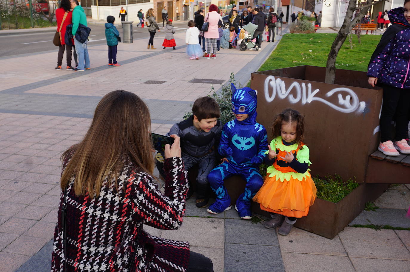 Colorido en el pasacalles de disfraces por La Flecha, en Arroyo, con espectáculo de Mundo Circo. 