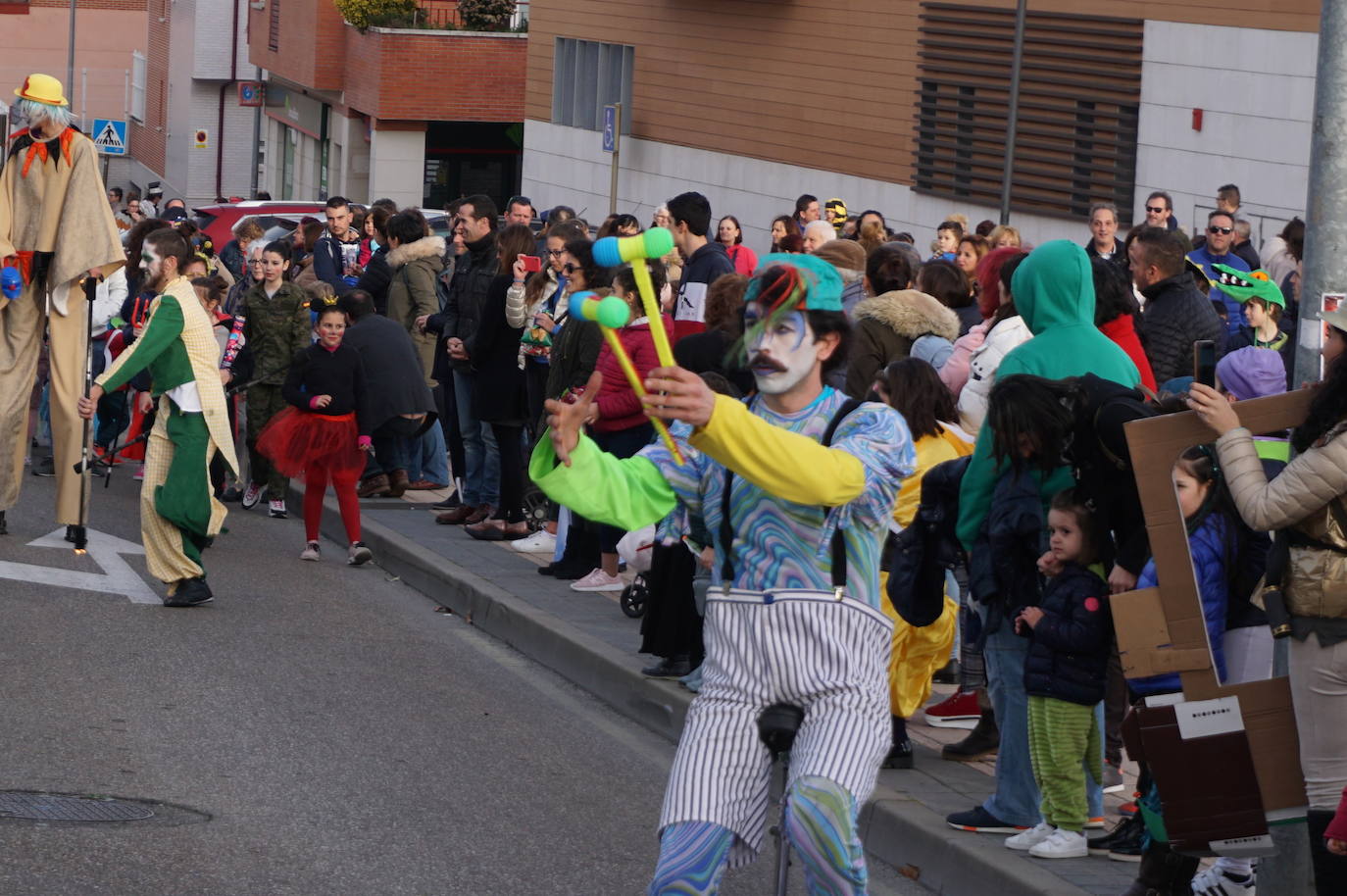 Colorido en el pasacalles de disfraces por La Flecha, en Arroyo, con espectáculo de Mundo Circo. 