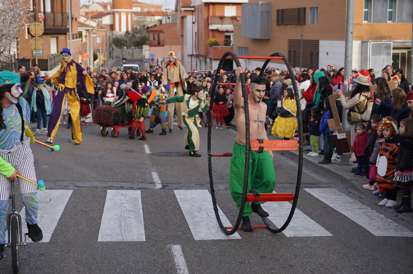 Colorido en el pasacalles de disfraces por La Flecha, en Arroyo, con espectáculo de Mundo Circo. 