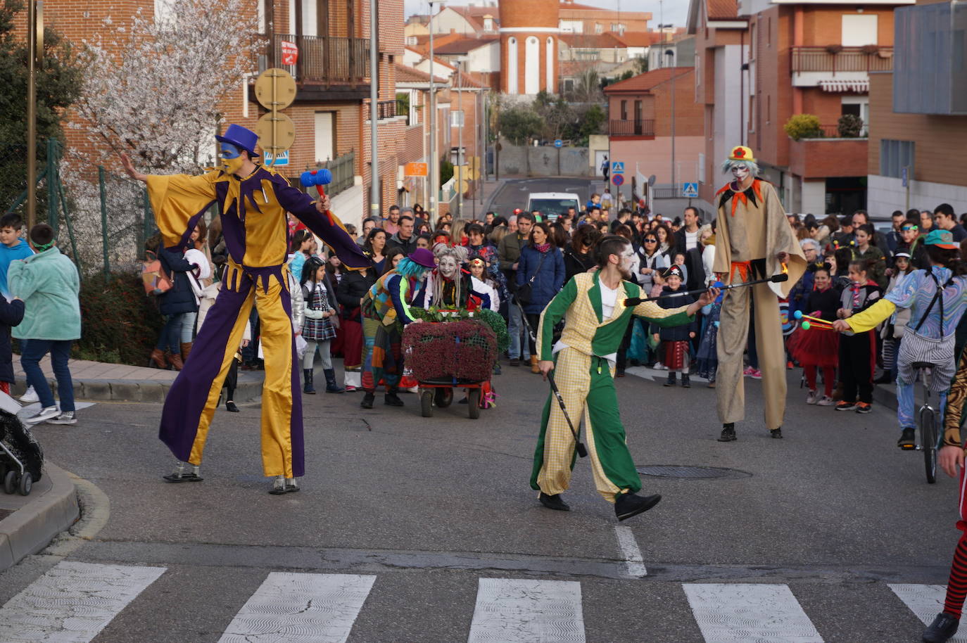 Colorido en el pasacalles de disfraces por La Flecha, en Arroyo, con espectáculo de Mundo Circo. 