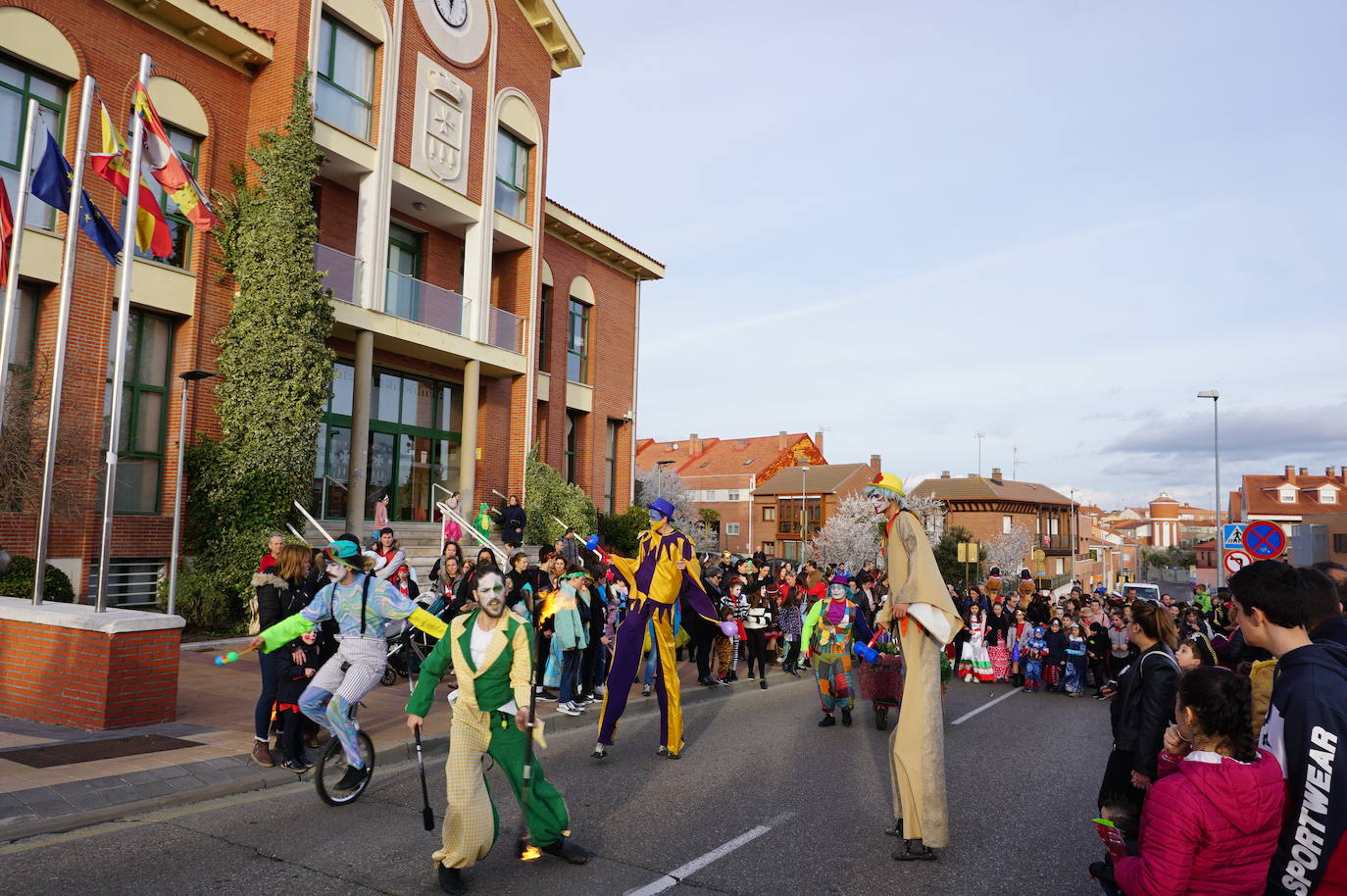 Colorido en el pasacalles de disfraces por La Flecha, en Arroyo, con espectáculo de Mundo Circo. 