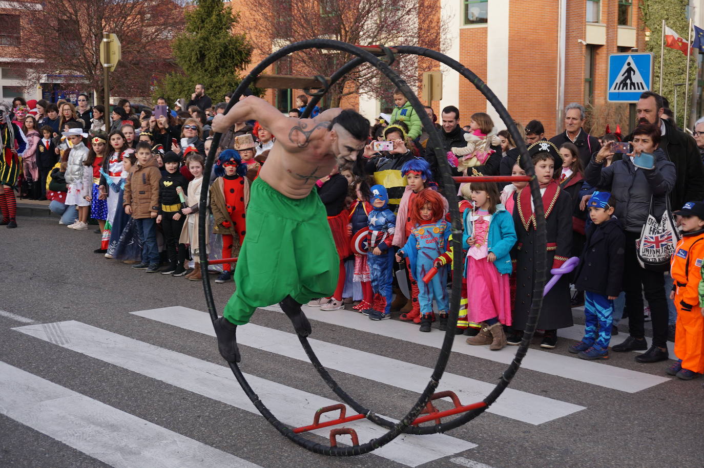 Colorido en el pasacalles de disfraces por La Flecha, en Arroyo, con espectáculo de Mundo Circo. 