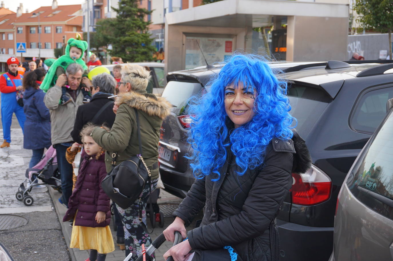 Colorido en el pasacalles de disfraces por La Flecha, en Arroyo, con espectáculo de Mundo Circo. 