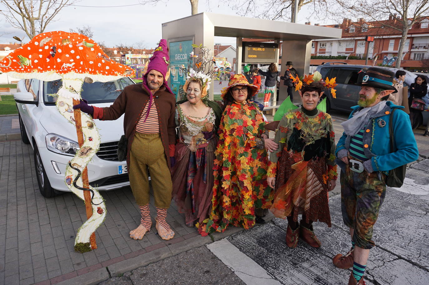 Colorido en el pasacalles de disfraces por La Flecha, en Arroyo, con espectáculo de Mundo Circo. 