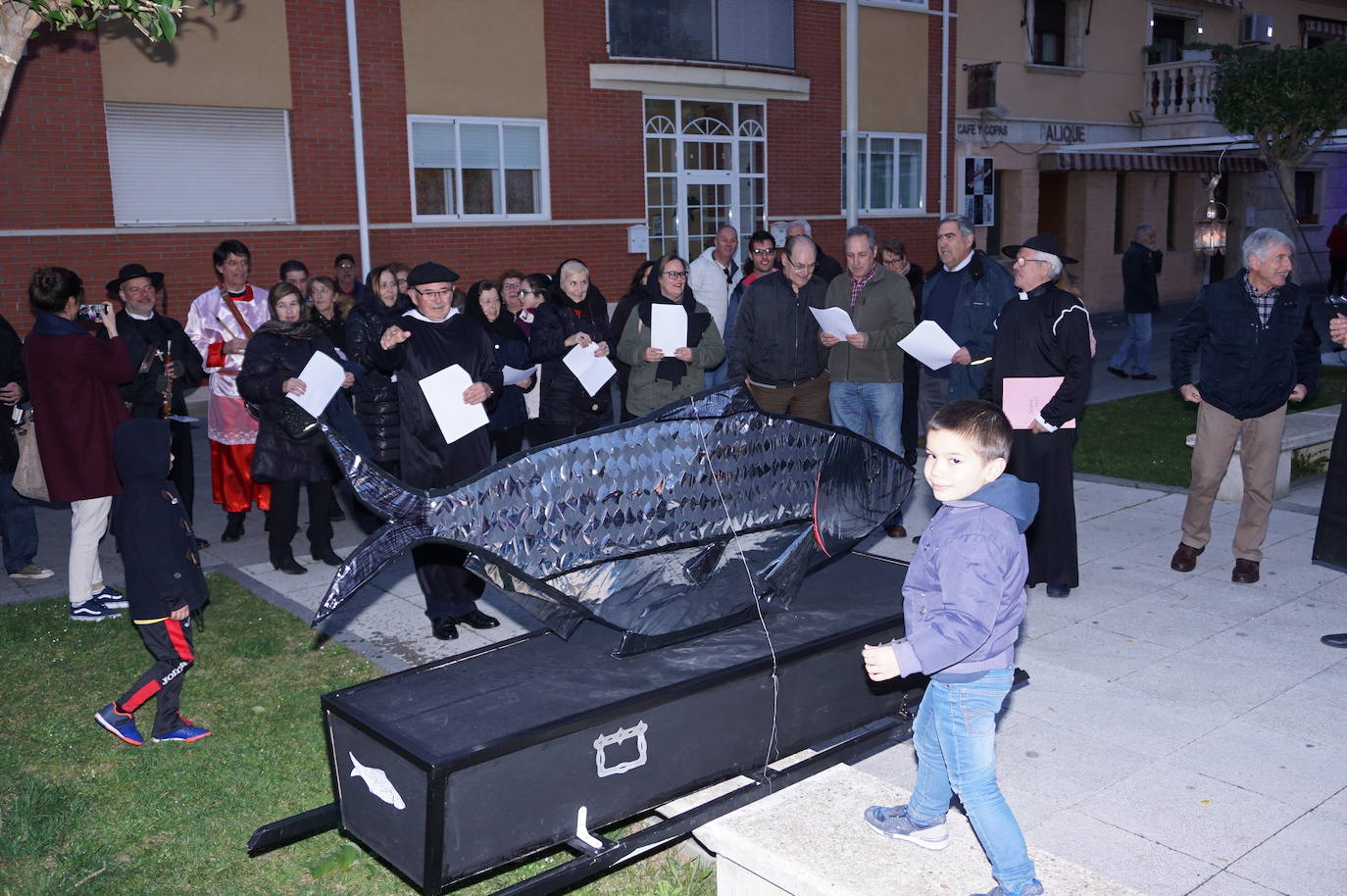 Bendición del ficticio padre a los asistentes y a las plañideras que acudieron al Entierro de la Sardina de Arroyo en La Flecha que ponía fin a las actividades del Carnaval 2020. 