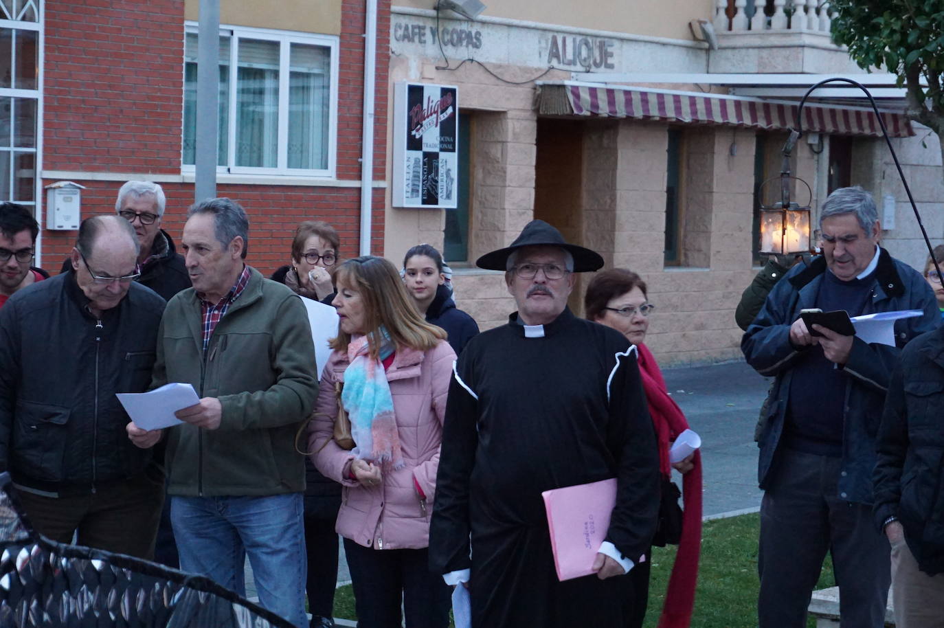 Bendición del ficticio padre a los asistentes y a las plañideras que acudieron al Entierro de la Sardina de Arroyo en La Flecha que ponía fin a las actividades del Carnaval 2020. 