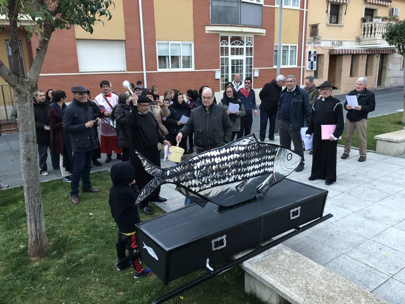 Bendición del ficticio padre a los asistentes y a las plañideras que acudieron al Entierro de la Sardina de Arroyo en La Flecha que ponía fin a las actividades del Carnaval 2020. 