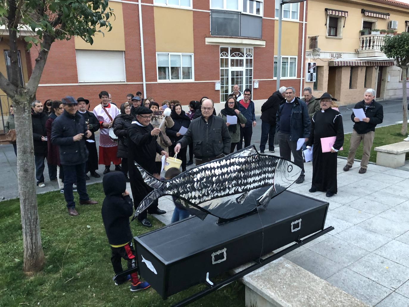 Bendición del ficticio padre a los asistentes y a las plañideras que acudieron al Entierro de la Sardina de Arroyo en La Flecha que ponía fin a las actividades del Carnaval 2020. 