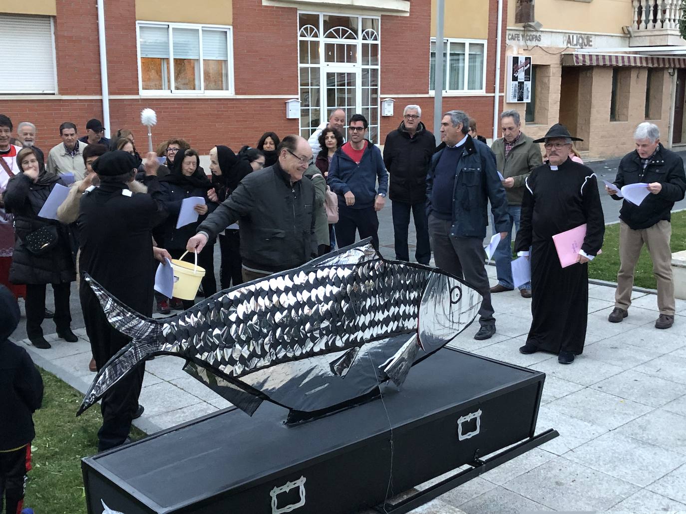 Bendición del ficticio padre a los asistentes y a las plañideras que acudieron al Entierro de la Sardina de Arroyo en La Flecha que ponía fin a las actividades del Carnaval 2020. 