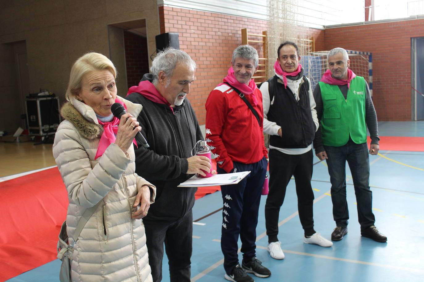 El alcalde de Arroyo, Sarbelio Fernández, caminó junto a vecinos del municipio y amigos. 