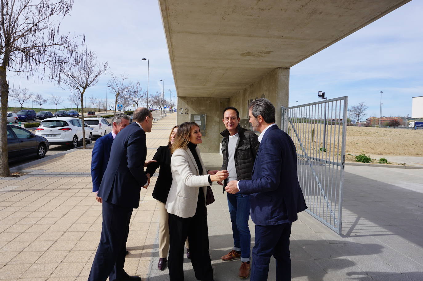 La Consejera de Educación, Rocío Lucas, a la derecha, conversa en el laboratorio de biología con el alcalde de Arroyo, Sarbelio Fernández y el director del IESO Arroyo, Jesús Manso. 