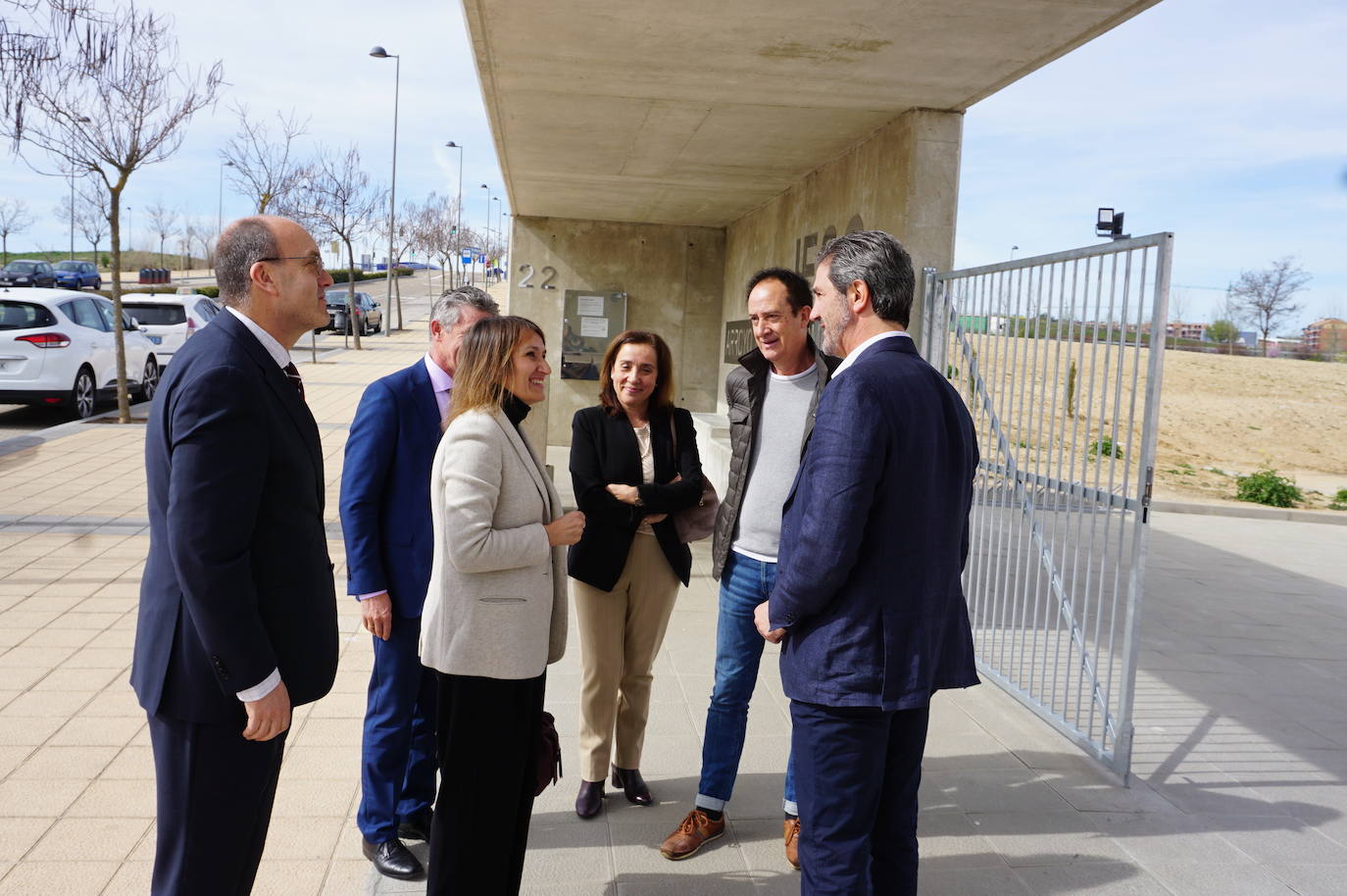 La Consejera de Educación, Rocío Lucas, a la derecha, conversa en el laboratorio de biología con el alcalde de Arroyo, Sarbelio Fernández y el director del IESO Arroyo, Jesús Manso. 