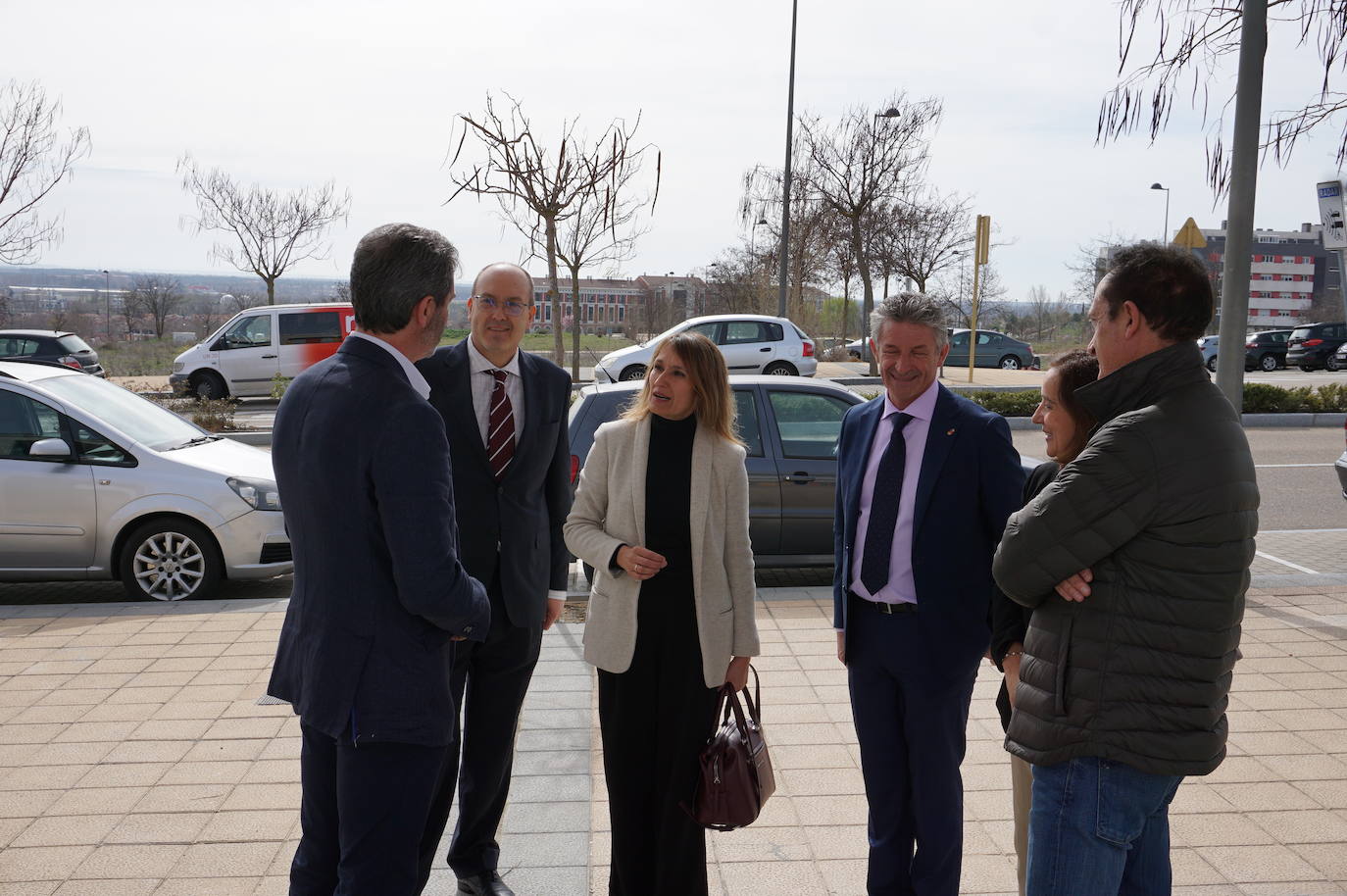 La Consejera de Educación, Rocío Lucas, a la derecha, conversa en el laboratorio de biología con el alcalde de Arroyo, Sarbelio Fernández y el director del IESO Arroyo, Jesús Manso. 