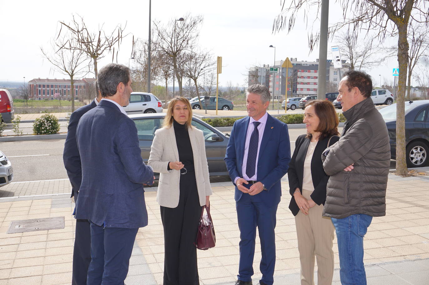 La Consejera de Educación, Rocío Lucas, a la derecha, conversa en el laboratorio de biología con el alcalde de Arroyo, Sarbelio Fernández y el director del IESO Arroyo, Jesús Manso. 