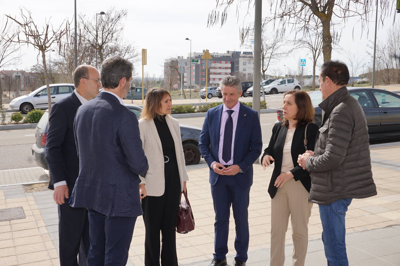 La Consejera de Educación, Rocío Lucas, a la derecha, conversa en el laboratorio de biología con el alcalde de Arroyo, Sarbelio Fernández y el director del IESO Arroyo, Jesús Manso. 