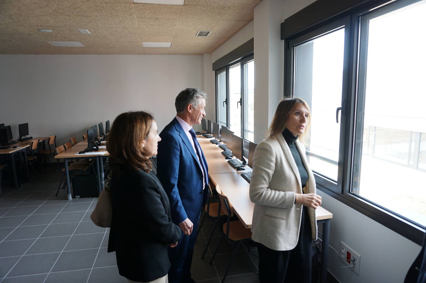 La Consejera de Educación, Rocío Lucas, a la derecha, conversa en el laboratorio de biología con el alcalde de Arroyo, Sarbelio Fernández y el director del IESO Arroyo, Jesús Manso. 