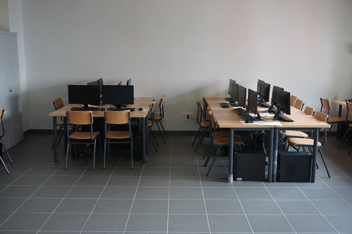 La Consejera de Educación, Rocío Lucas, a la derecha, conversa en el laboratorio de biología con el alcalde de Arroyo, Sarbelio Fernández y el director del IESO Arroyo, Jesús Manso. 