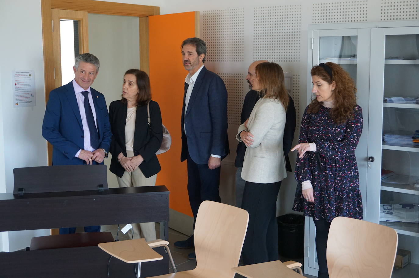 La Consejera de Educación, Rocío Lucas, a la derecha, conversa en el laboratorio de biología con el alcalde de Arroyo, Sarbelio Fernández y el director del IESO Arroyo, Jesús Manso. 