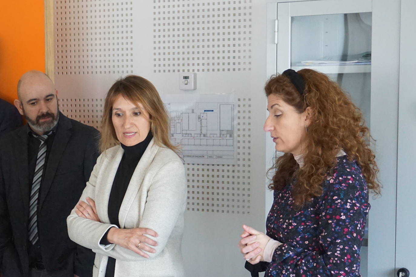 La Consejera de Educación, Rocío Lucas, a la derecha, conversa en el laboratorio de biología con el alcalde de Arroyo, Sarbelio Fernández y el director del IESO Arroyo, Jesús Manso. 