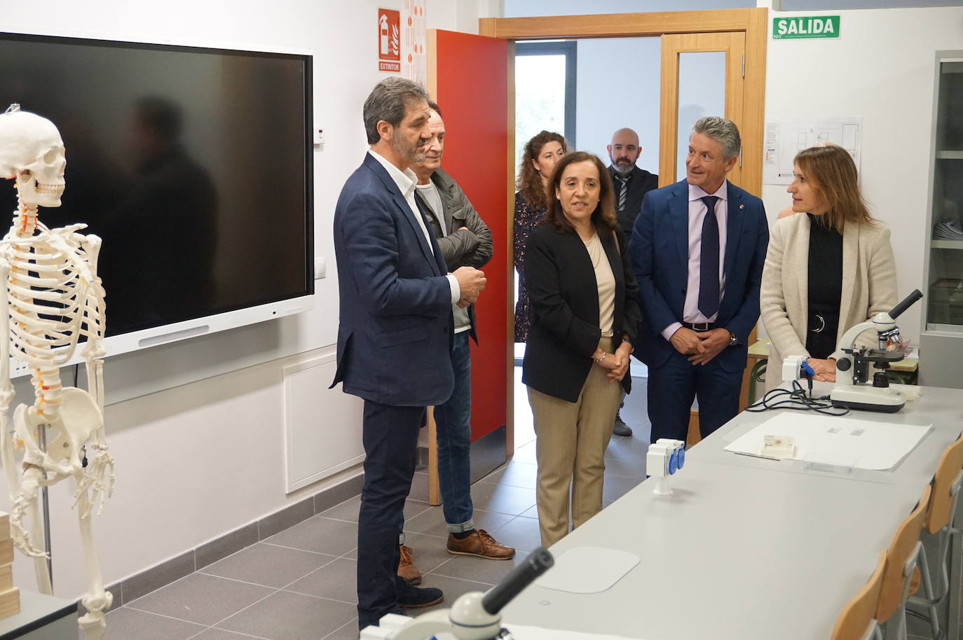 La Consejera de Educación, Rocío Lucas, a la derecha, conversa en el laboratorio de biología con el alcalde de Arroyo, Sarbelio Fernández y el director del IESO Arroyo, Jesús Manso. 