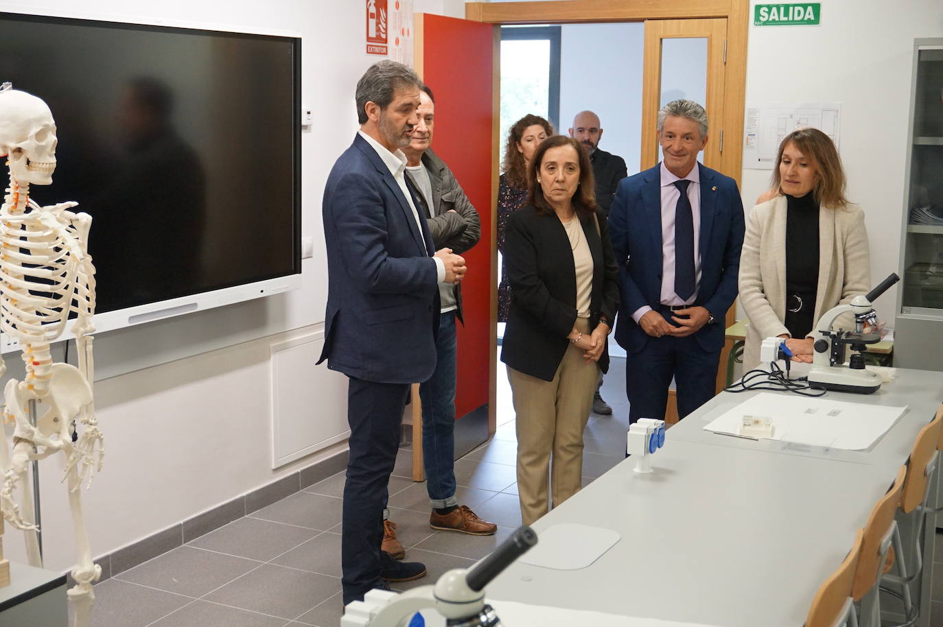 La Consejera de Educación, Rocío Lucas, a la derecha, conversa en el laboratorio de biología con el alcalde de Arroyo, Sarbelio Fernández y el director del IESO Arroyo, Jesús Manso. 