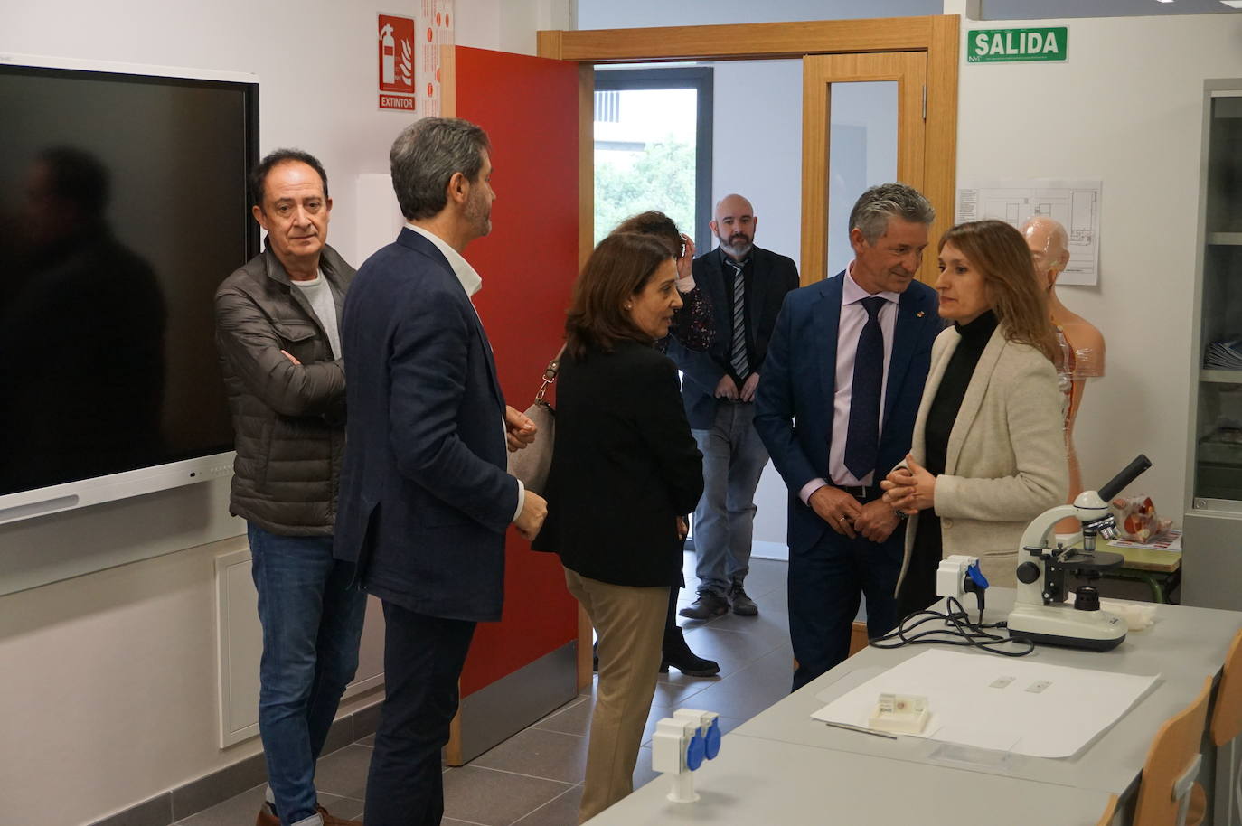 La Consejera de Educación, Rocío Lucas, a la derecha, conversa en el laboratorio de biología con el alcalde de Arroyo, Sarbelio Fernández y el director del IESO Arroyo, Jesús Manso. 