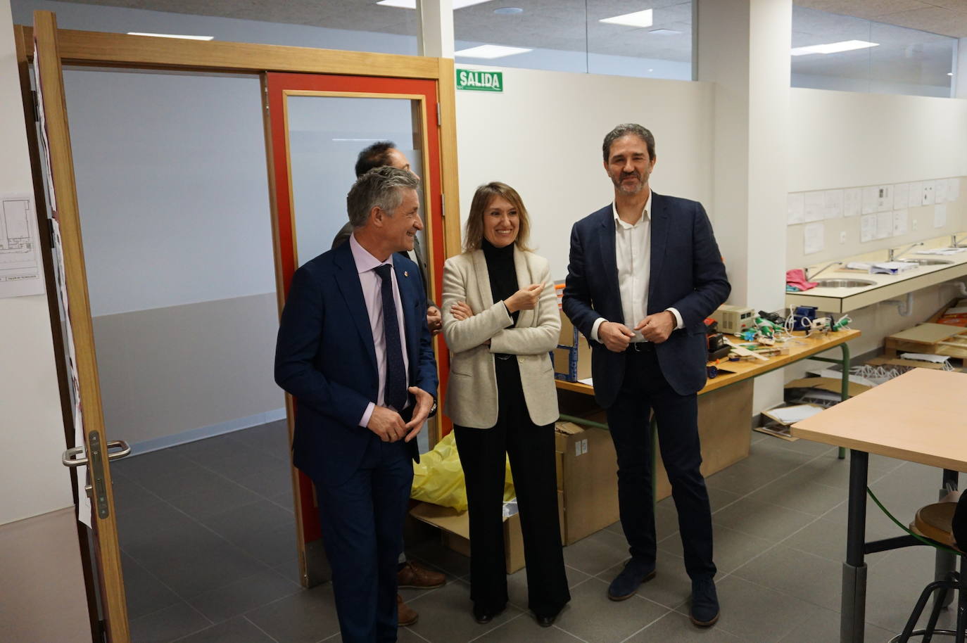 La Consejera de Educación, Rocío Lucas, a la derecha, conversa en el laboratorio de biología con el alcalde de Arroyo, Sarbelio Fernández y el director del IESO Arroyo, Jesús Manso. 