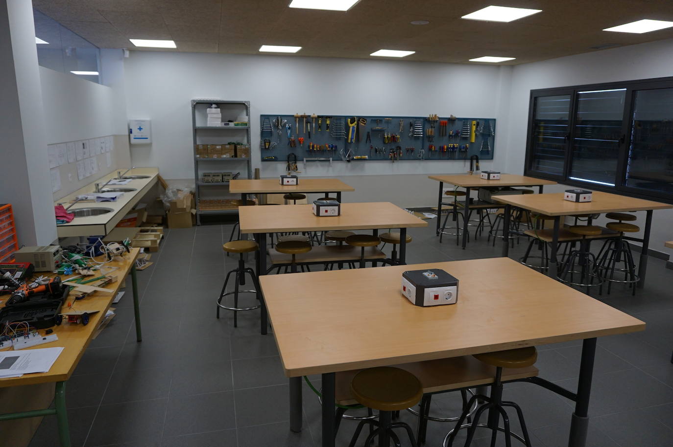 La Consejera de Educación, Rocío Lucas, a la derecha, conversa en el laboratorio de biología con el alcalde de Arroyo, Sarbelio Fernández y el director del IESO Arroyo, Jesús Manso. 