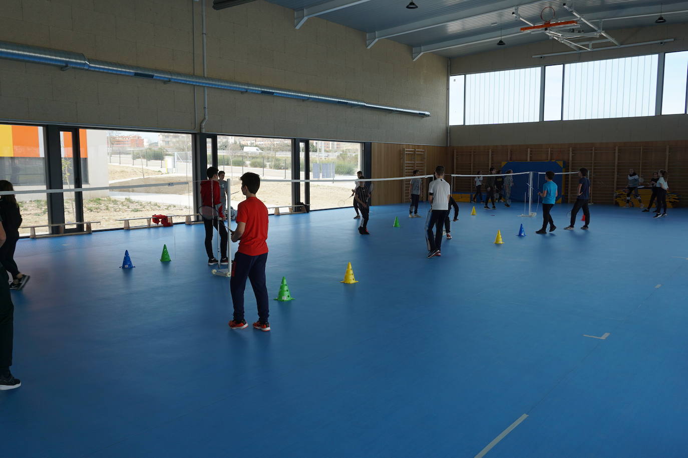 La Consejera de Educación, Rocío Lucas, a la derecha, conversa en el laboratorio de biología con el alcalde de Arroyo, Sarbelio Fernández y el director del IESO Arroyo, Jesús Manso. 