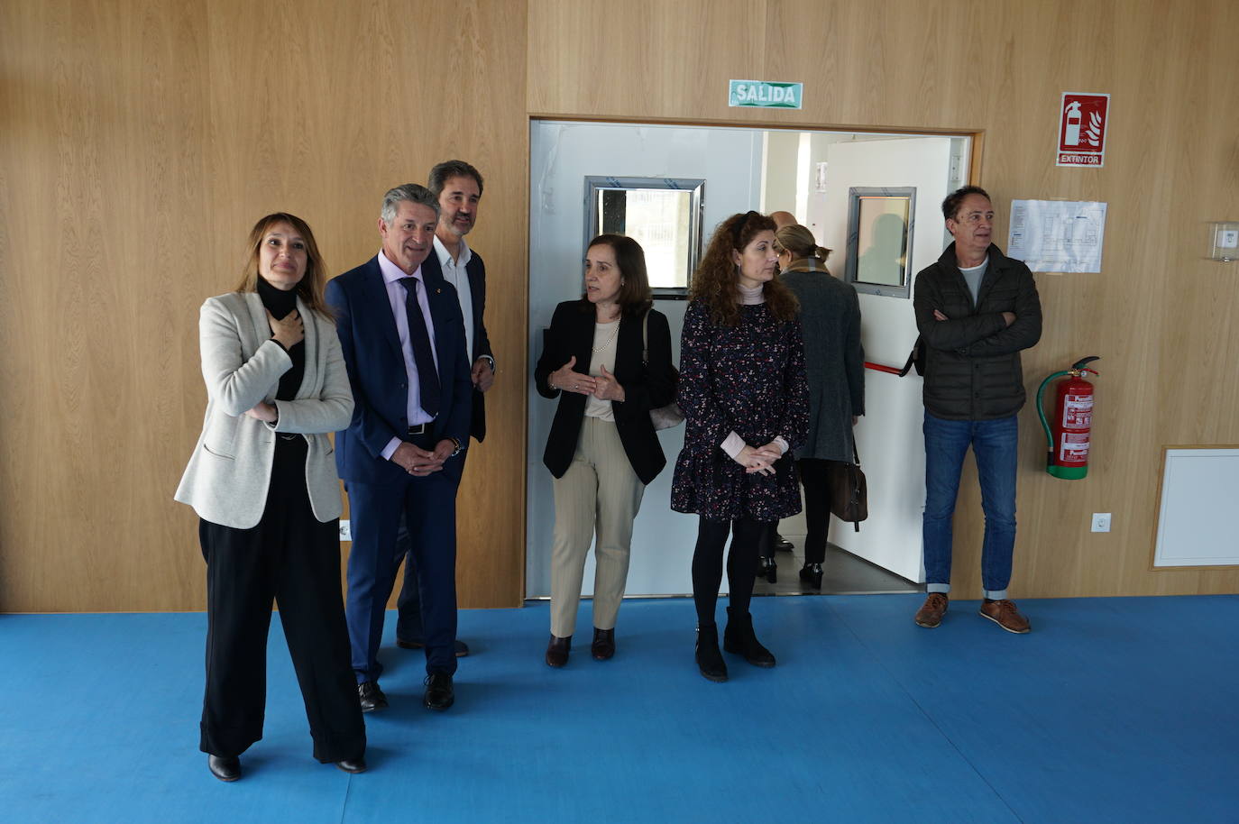 La Consejera de Educación, Rocío Lucas, a la derecha, conversa en el laboratorio de biología con el alcalde de Arroyo, Sarbelio Fernández y el director del IESO Arroyo, Jesús Manso. 