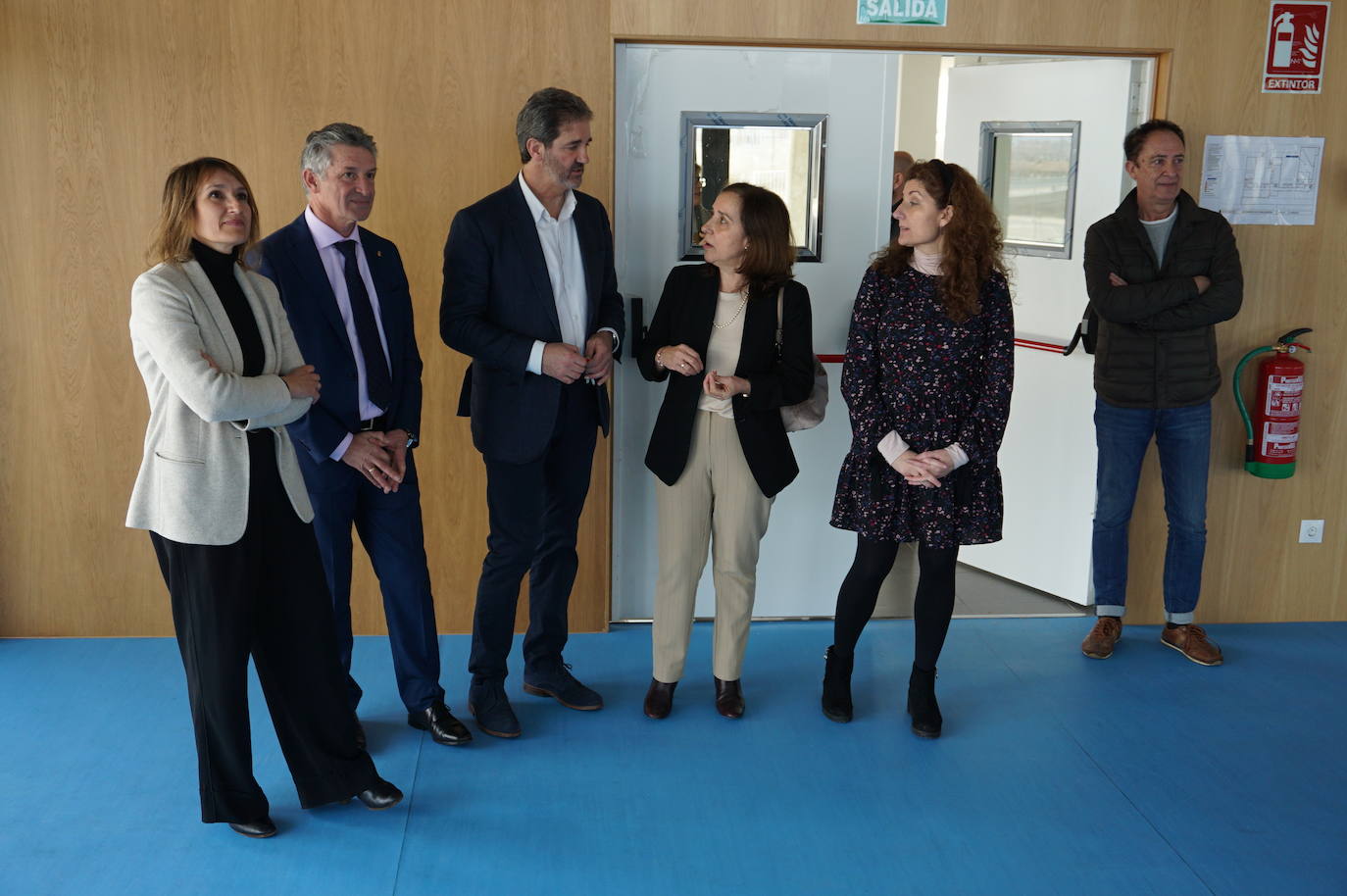 La Consejera de Educación, Rocío Lucas, a la derecha, conversa en el laboratorio de biología con el alcalde de Arroyo, Sarbelio Fernández y el director del IESO Arroyo, Jesús Manso. 