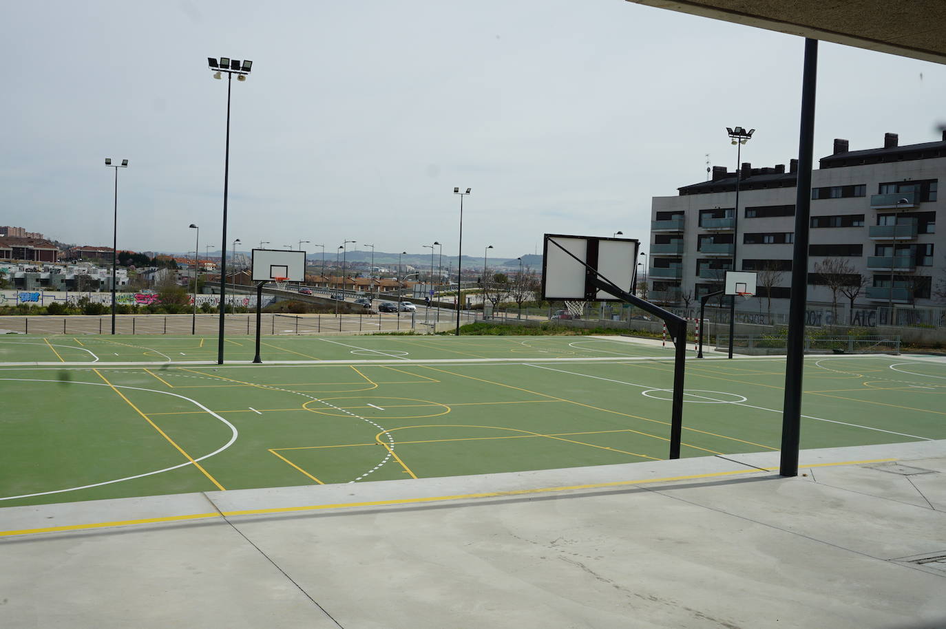 La Consejera de Educación, Rocío Lucas, a la derecha, conversa en el laboratorio de biología con el alcalde de Arroyo, Sarbelio Fernández y el director del IESO Arroyo, Jesús Manso. 