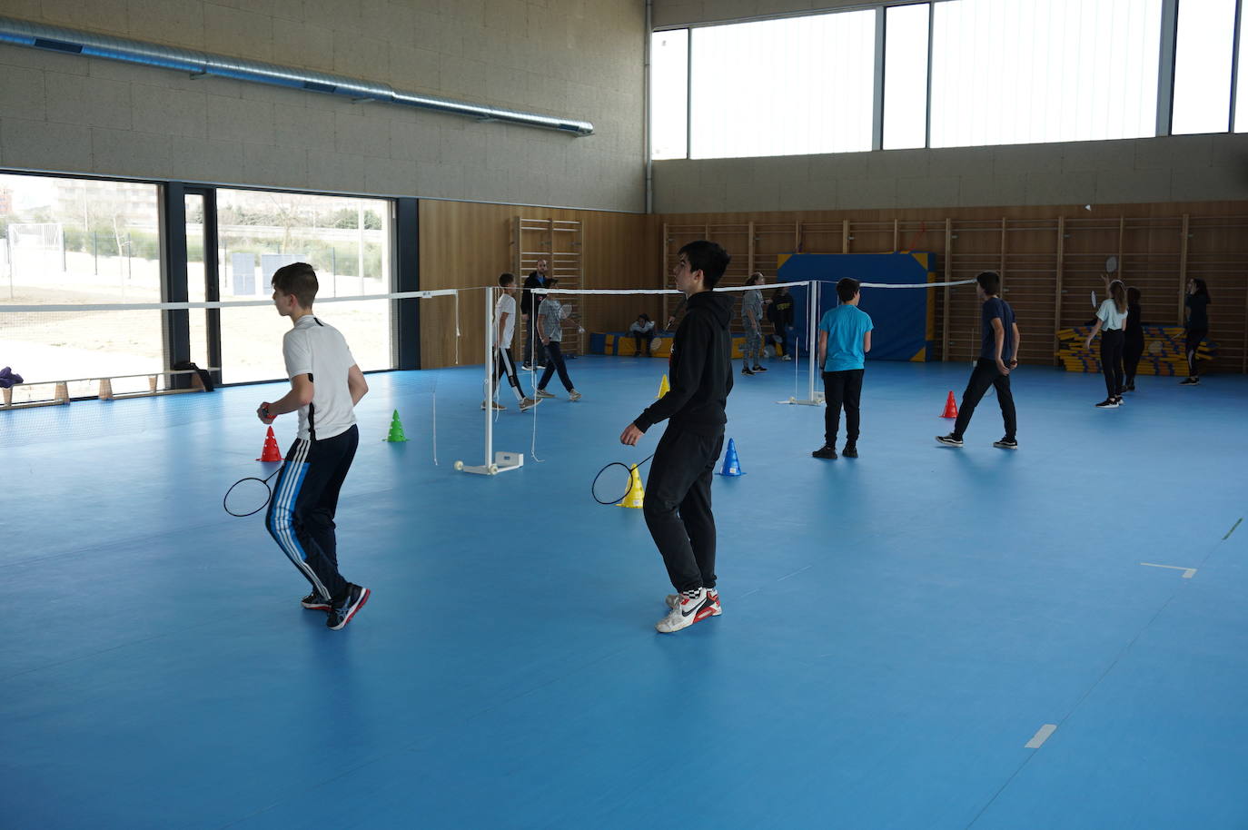 La Consejera de Educación, Rocío Lucas, a la derecha, conversa en el laboratorio de biología con el alcalde de Arroyo, Sarbelio Fernández y el director del IESO Arroyo, Jesús Manso. 