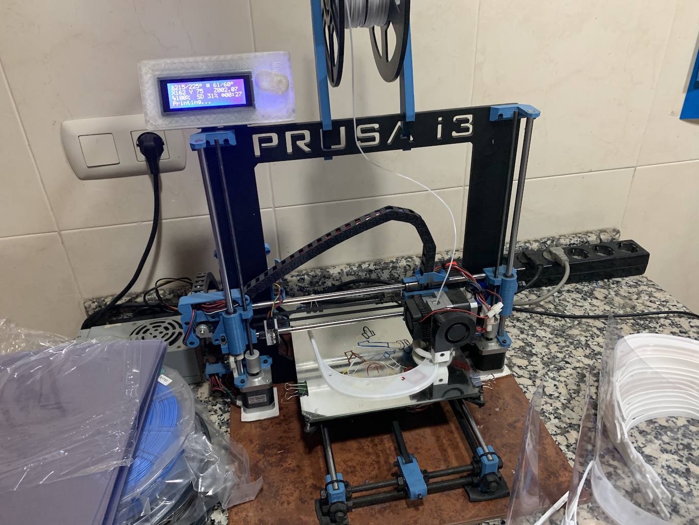 Preparación de los lotes de comida para las familias con necesidades especiales de Arroyo. 