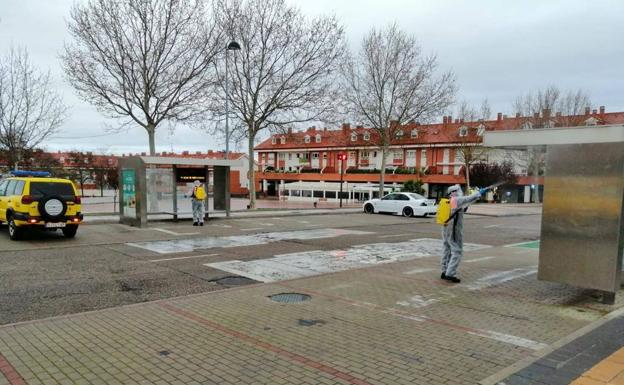 Desinfección de las marquesinas del transporte público. 