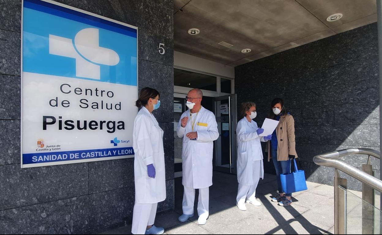 La atención a los pacientes se filtra en la puerta de acceso sl centro de salud Pisuerga de Arroyo. 